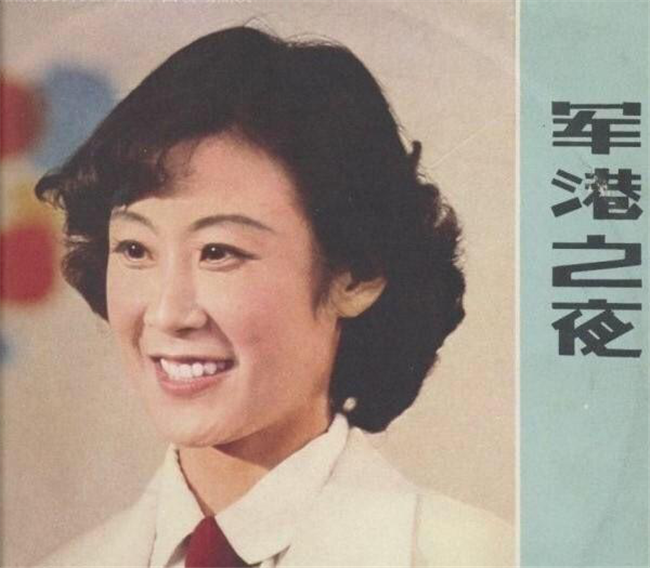 61岁苏小明全家照：丈夫是法国人，女儿不似混血儿与她共用一张脸