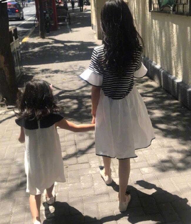 马伊琍首次公开晒小女儿照片,文章牵手小妹妹真是太萌