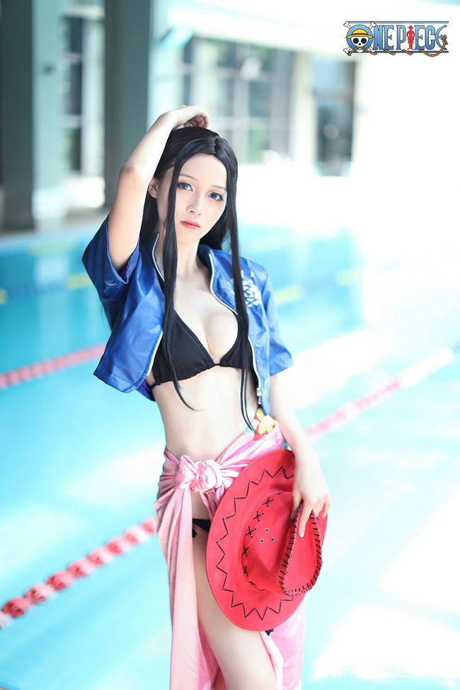 海贼王 娜美和罗宾cosplay 这个妮可·罗宾很美,腿也长