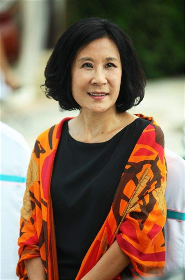 61岁苏小明全家照：丈夫是法国人，女儿不似混血儿与她共用一张脸