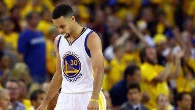 伤病史! 库里9年生涯伤了脚踝13次, 真的伤不起