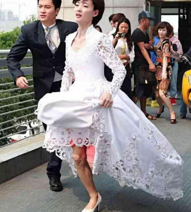 素颜女神王丽坤的腿太吓人了,网友调侃林更新