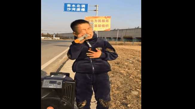 实拍: 农村小学生唱歌出名, 女同学为他疯狂 , 彻底火了