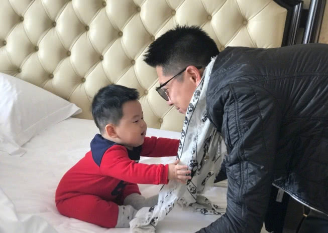王雷李小萌带儿子回老家过年，大胖小子太抢镜！这对夫妻才真实