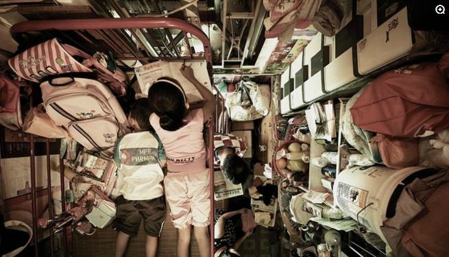 香港底层人的居住环境让人不忍直视,厨房就是