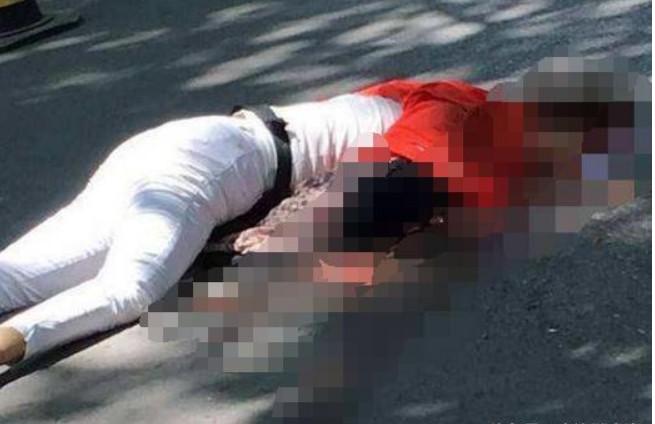 女子躺地上昏迷不醒，男子将她翻身过来后，男子顿时尴尬的要死