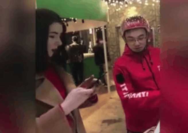 外卖小哥偶遇外国女生, 送外卖顺道当翻译, 网友