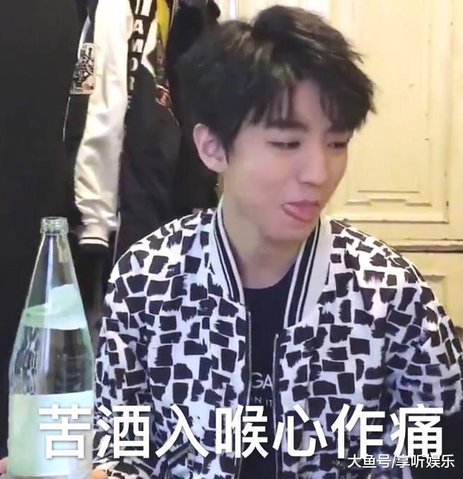 王俊凯撅起小嘴喝水, 喝完还打嗝吐舌头, 超萌