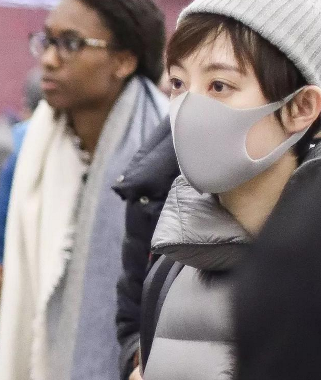 孙俪邓超一家四口现身机场，邓超霸气互女儿，网友：好温馨的一家
