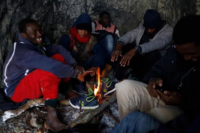 这群人蜷缩在一个山洞中的火堆旁休息,他们谈论起前往欧洲的这段旅程.