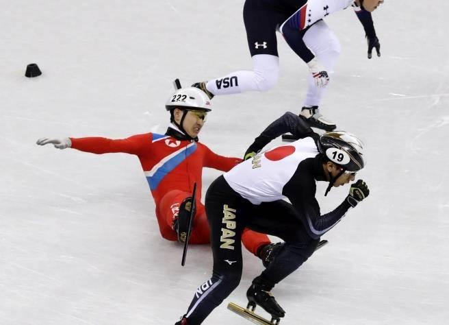 丢人!朝鲜短道速滑选手摔倒却抓日本人冰鞋 对