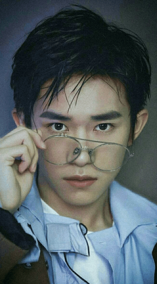 易烊千玺单眼皮与双眼皮照片比较，看上去完全是两个人