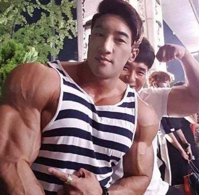 亚洲最强壮男人,10年进行"兽化",曾被嫌弃,现身边辣妹