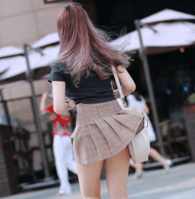 街拍身材微胖的女孩, 搭配百褶款的短裙, 秀出娇艳妩媚的气质
