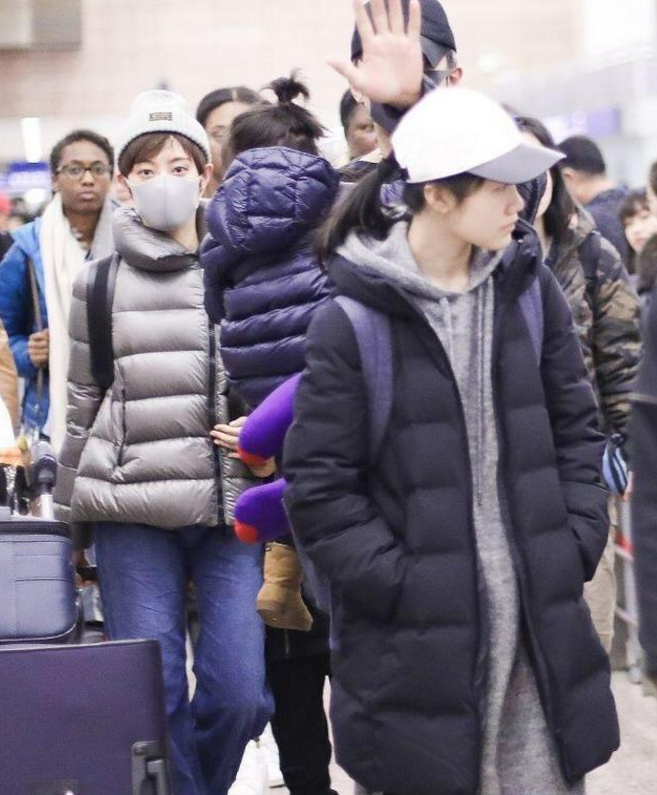 孙俪邓超一家四口现身机场，邓超霸气互女儿，网友：好温馨的一家