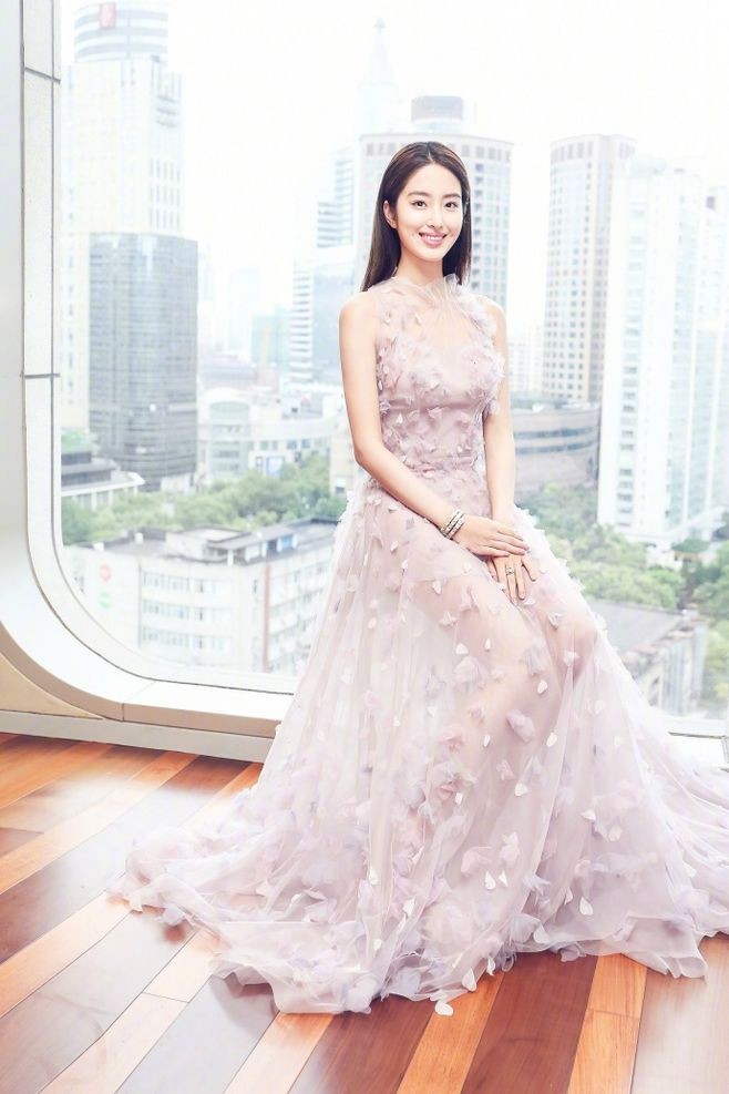 杨采钰衣品和身材火辣性感撩人