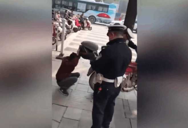 男子摩托车因4年没有年审被扣 拽住后备箱急的