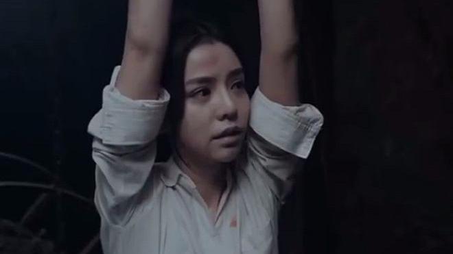 男子把美女绑住后对她亲吻，完事后立马转换态度，让人看的气愤！_新浪新闻
