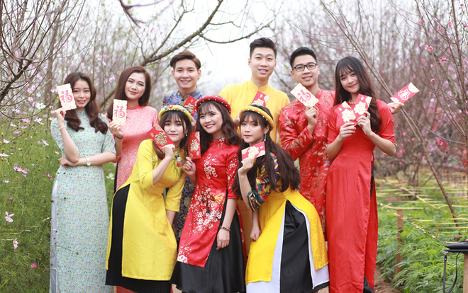 大年初一越南人穿新衣过新年,姑娘穿越式旗袍造型凹凸有致