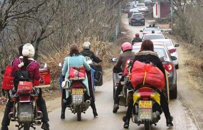 农村过年走亲戚,开车去和骑摩托去,有哪些区别