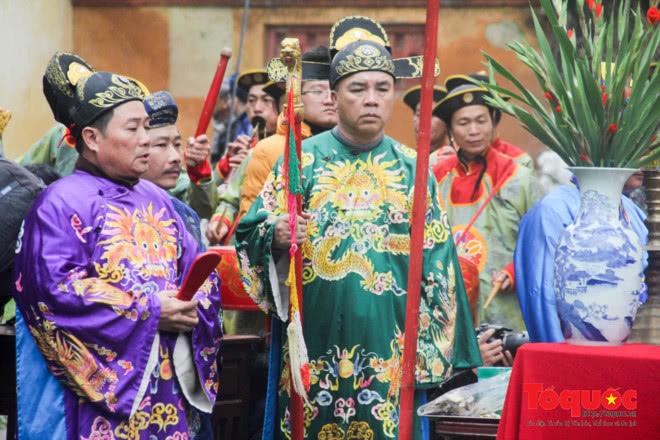 这项活动是越南春节标志，古代皇帝身穿汉服亲自参与祈祷新年丰收