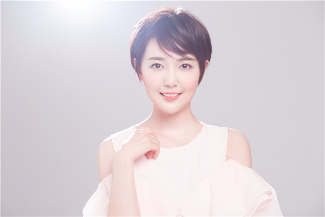 67张奕推出软萌写真照笑容甜美诠释澄澈青春