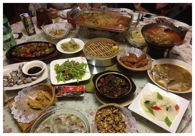 叫朋友过来家里吃饭的饭菜是最丰盛的,这一桌桌美食堪比年夜饭,感觉