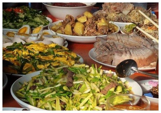 东北人吃饭没十多个菜都不好意思喊朋友! 一桌桌美食堪比年夜饭