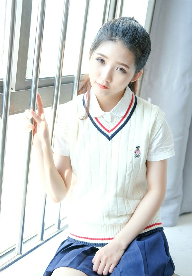 90后校园美女可爱小叶子窗台清纯阳光俏皮白