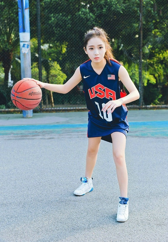 篮球场上清纯娇嫩校花美女清新夏日俏皮阳光唯美写真