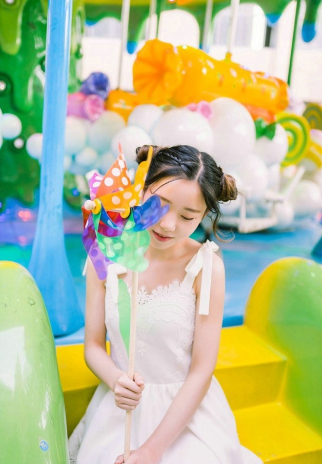 旋转木马上清纯娇巧可爱糖果少女清新俏皮唯美写真