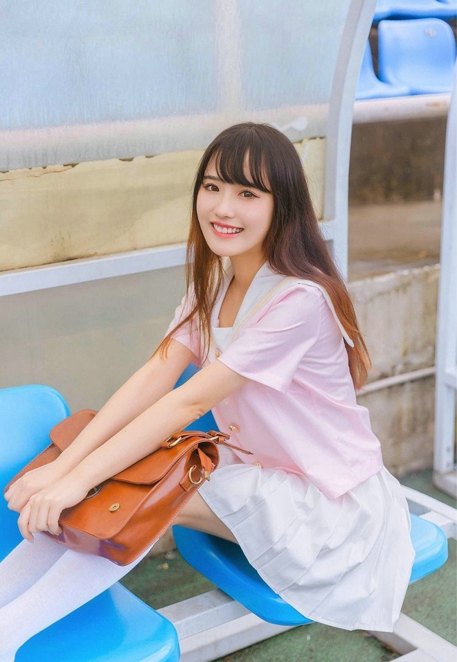 高中女生校服内衣照片_高中女生校服透内衣(2)
