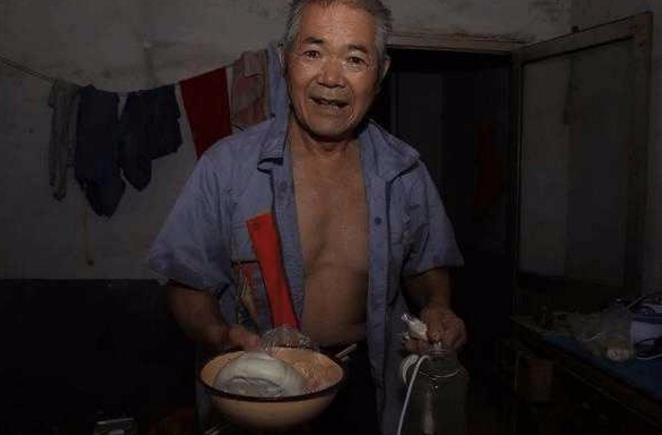 60岁农村大叔工地打工,每月挣5千多却省吃俭用其原因让人心酸!