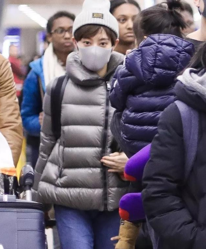孙俪邓超一家四口现身机场，邓超霸气互女儿，网友：好温馨的一家