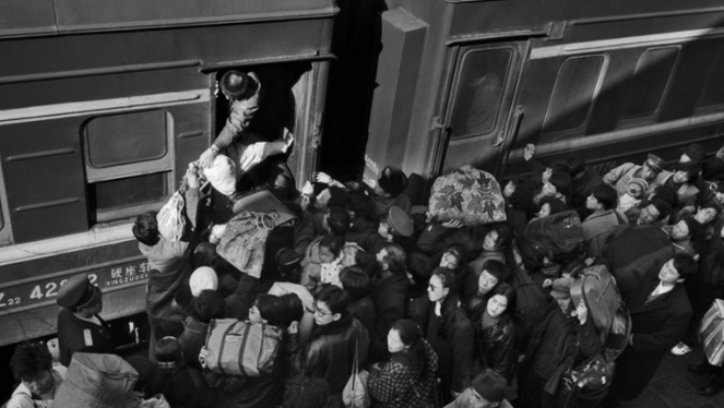 重现旅途的老旧光影,上世纪80年代的绿皮火车,你坐过