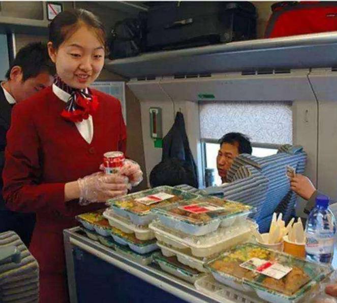 火车上餐车来来去去,为什么多数人都不吃呢?看