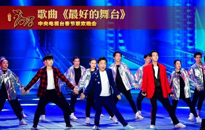 2018年央视春晚，黄渤过安检，陈伟霆和张艺兴为他搜身!