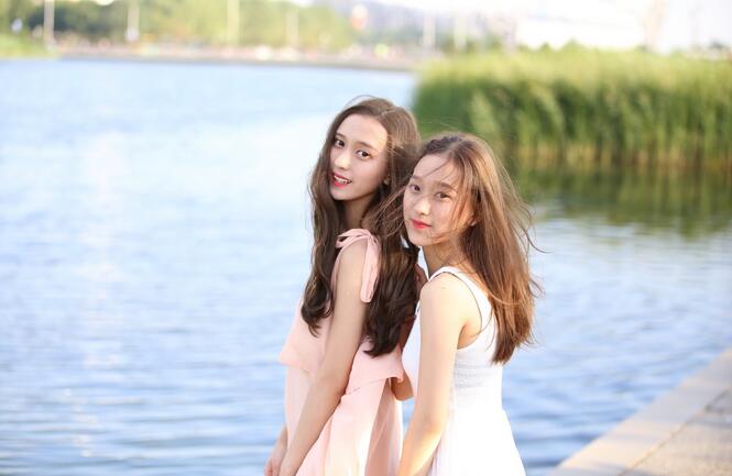 美女双胞胎女大学生晒靓照看呆网友:真是一模一样的美