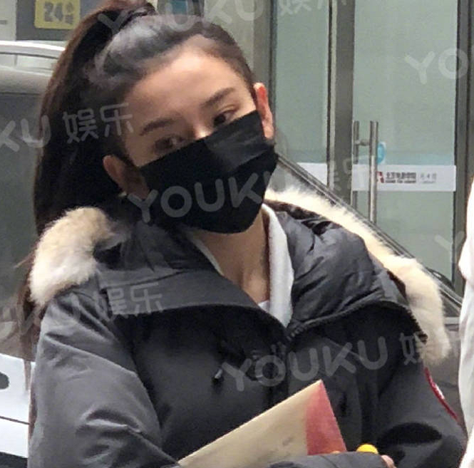北电举行艺考初试，宋祖儿扎高马尾 口罩遮面低调现身，祖儿加油
