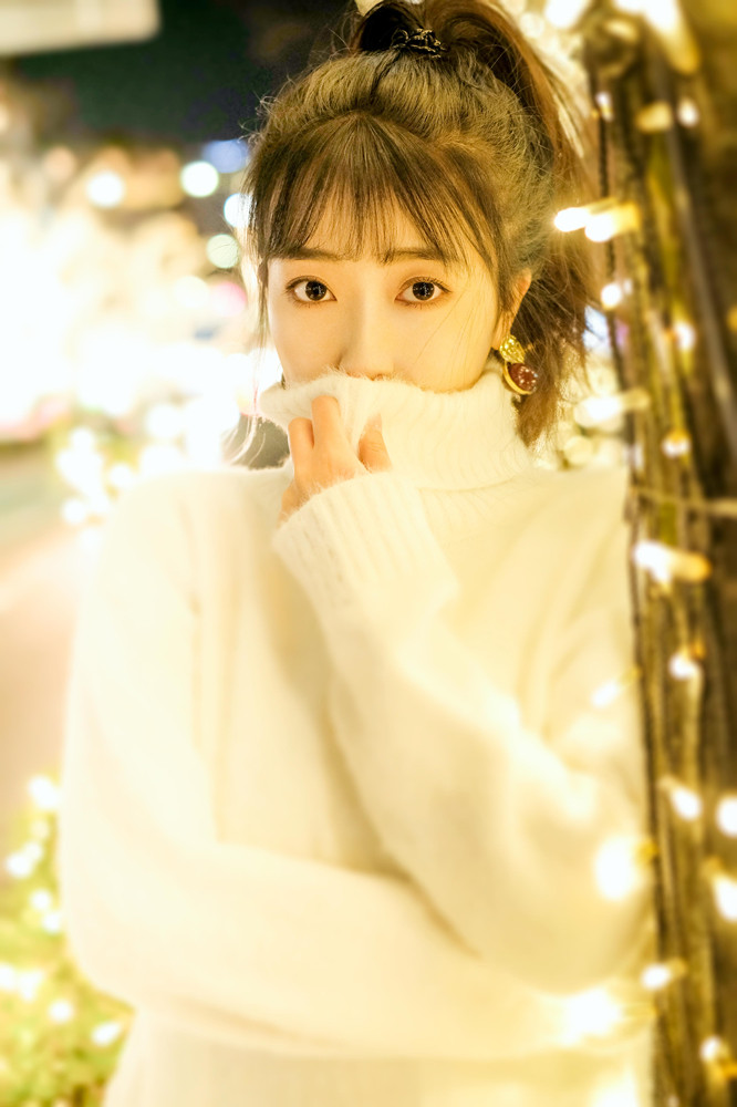 蕊希晒圣诞暖心写真 朦胧光影宛如精灵