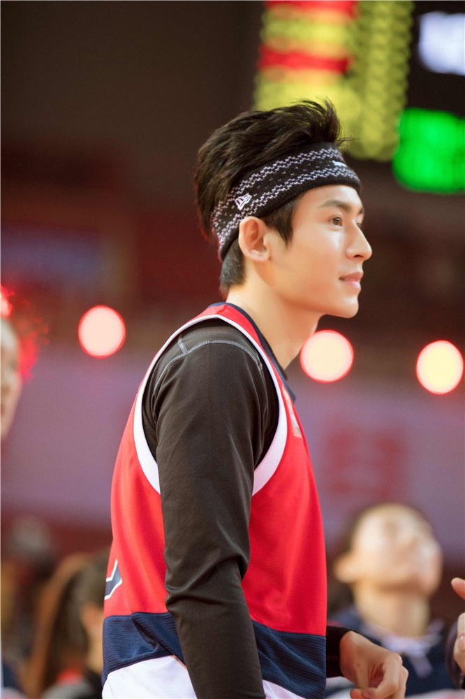 全能!张哲瀚WCBA秀帅气球技狂吸粉