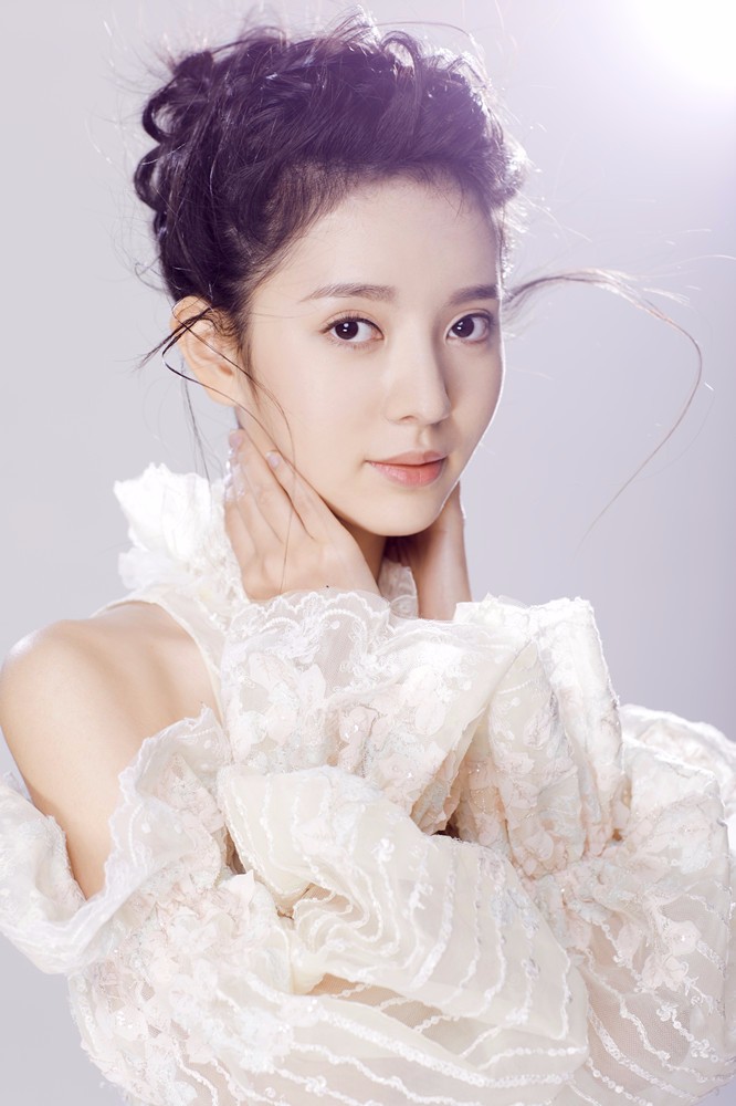 "零零后"雨婷儿少女初长成 明眸皓齿可爱复古风