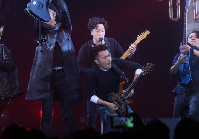 谢霆锋登台献唱点燃全场，歌神终于回来了!网友坐不住了