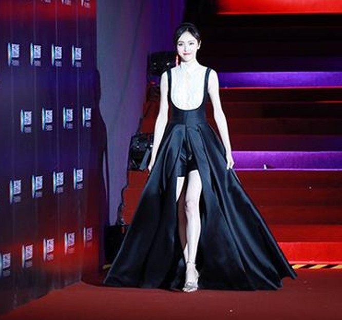 唐嫣黑色复古长裙出席星光大赏,尽显古典之美