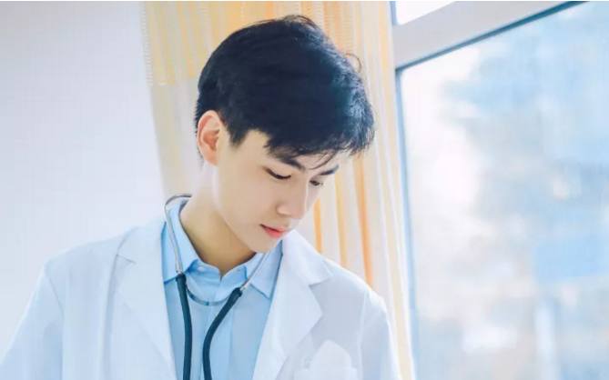 电视剧里很拉风的医生，宋仲基、王凯、胡一天等谁帅过江直树?