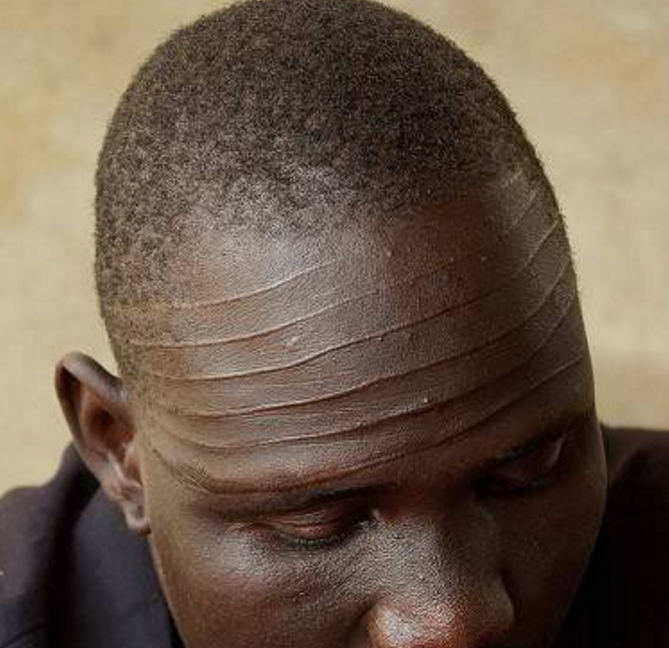 世界上最黑的人种,黑到晚上看不见,爱牛如命没