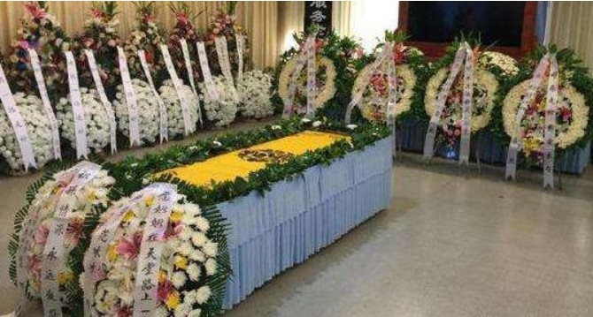 老人去世后,家属带回家并方灵堂后,恐怖一幕发