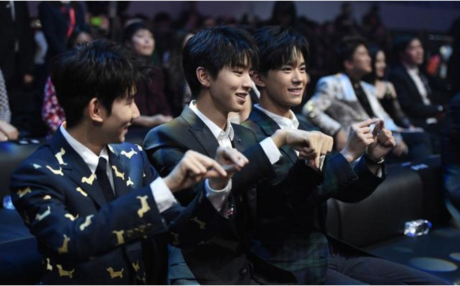 TFboys微博之夜现场学 山式比心 ,王源和千玺太