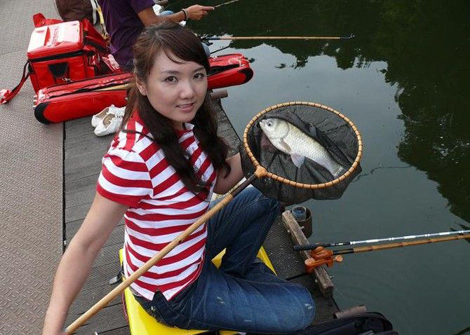 钓鱼时候的女人好美丽,空气中也弥漫着荷尔蒙的味道
