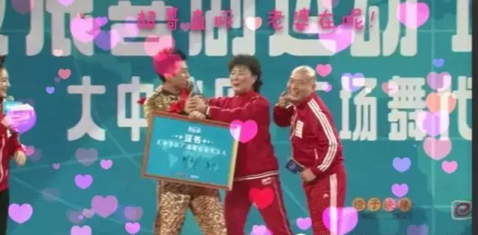 孙俪邓超一家四口现身机场，邓超霸气互女儿，网友：好温馨的一家